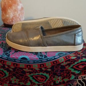 Tom's slip on sneakers